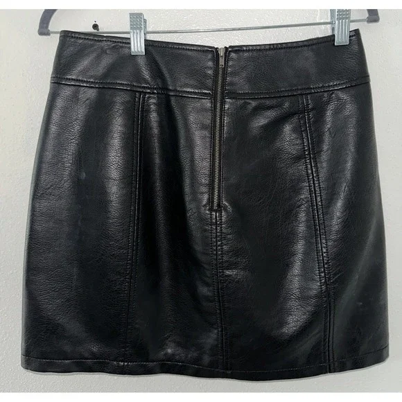 Free People Mini Retro Body Con Black Faux Leather Skirt Size 6 Vegan Leather - Picture 5 of 9